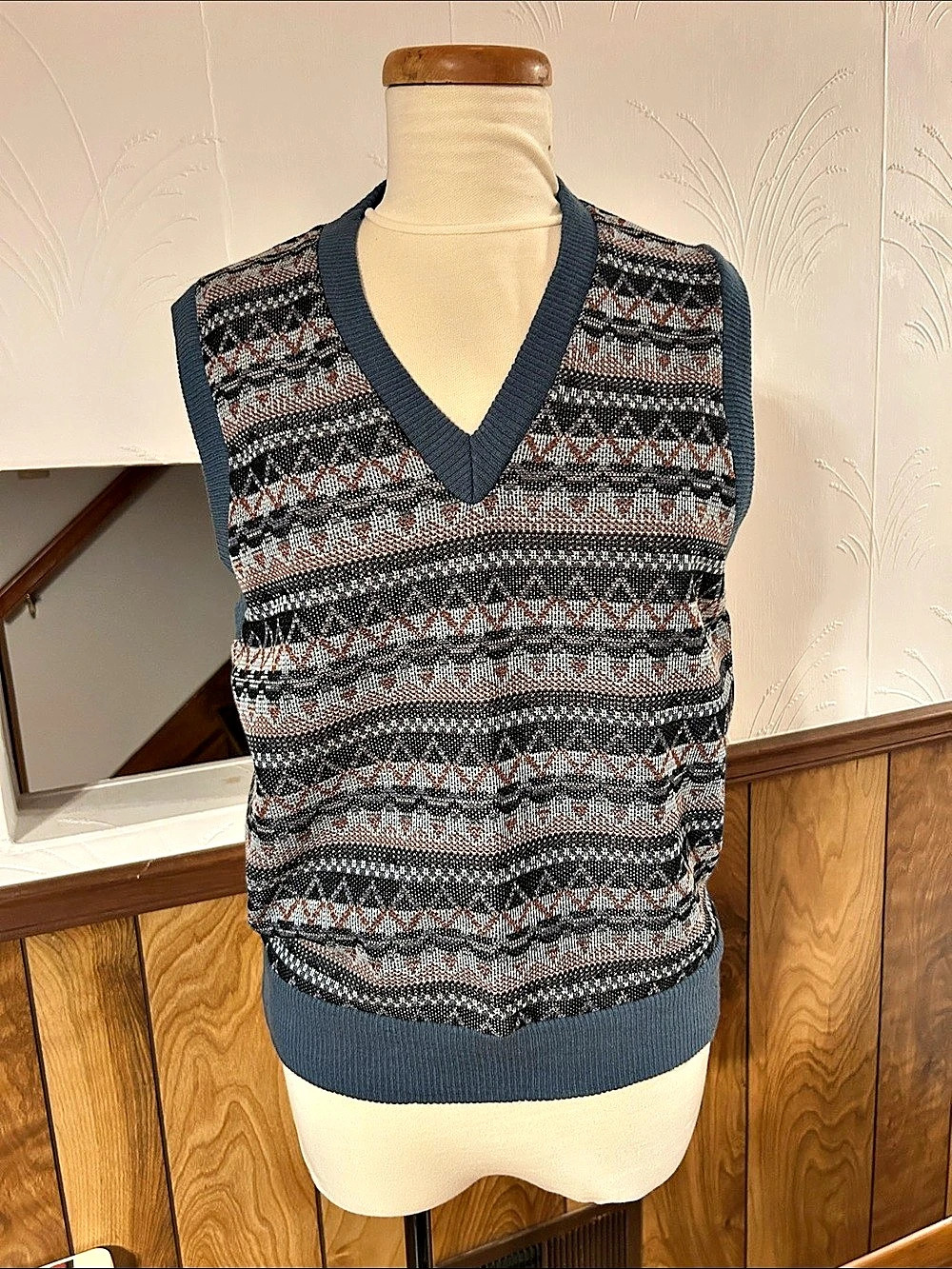 Geometric V-Neck Sweater Vest Size Medium